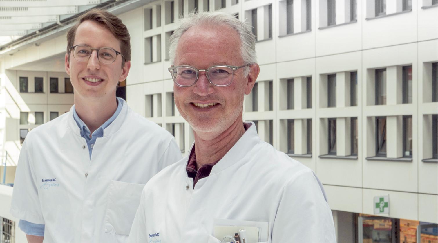 Foto (kleur) Ruben Van Dijck en dr. Peter te Boekhorst