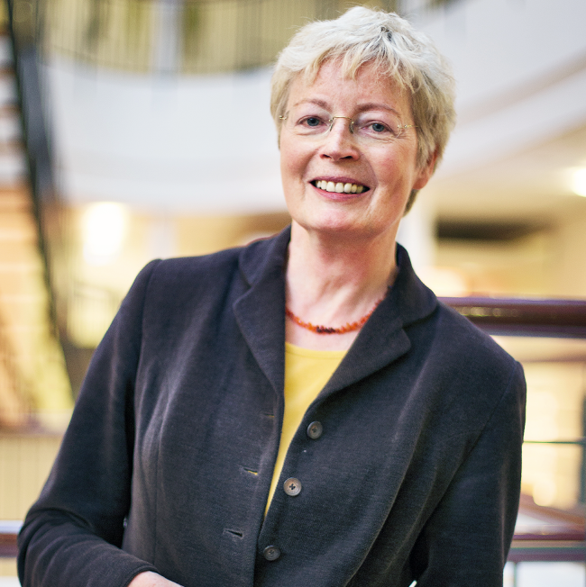 Portretfoto (kleur) van prof. dr. Hanneke Kluin-Nelemans
