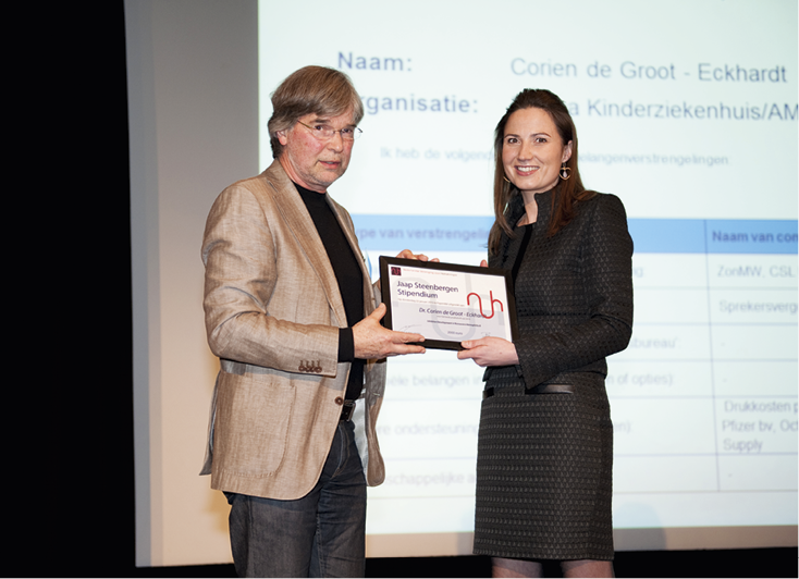 Foto van dr. Corien de Groot-Eckhardt tijdens het in ontvangst nemen van het Jaap Steenbergen Stipendium award